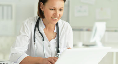 Du willst die Prozesse in deinem medizinischen Betrieb digitalisieren? Dann bist du bei medikit an der richtigen Adresse!